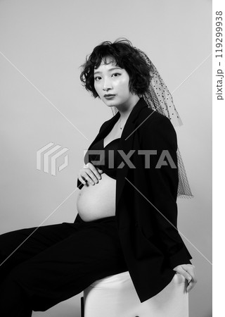 マタニティフォトを撮る若い新婦 119299938