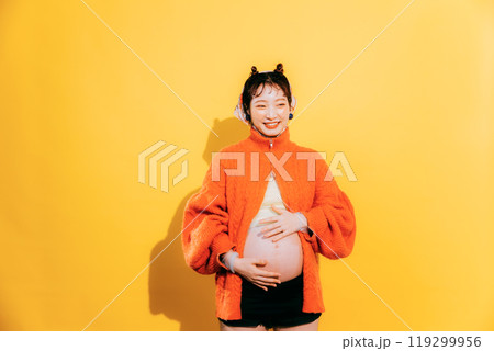 マタニティフォトを撮る若い新婦 119299956