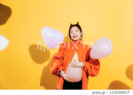 マタニティフォトを撮る若い新婦 マタニティフォトを撮る若い新婦 119299957