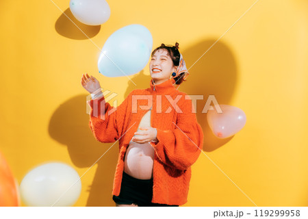 マタニティフォトを撮る若い新婦 119299958