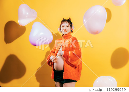 マタニティフォトを撮る若い新婦 119299959