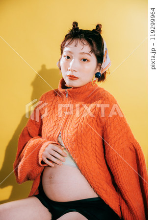 マタニティフォトを撮る若い新婦 マタニティフォトを撮る若い新婦 119299964