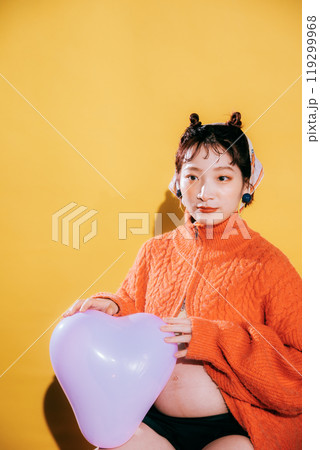 マタニティフォトを撮る若い新婦 119299968
