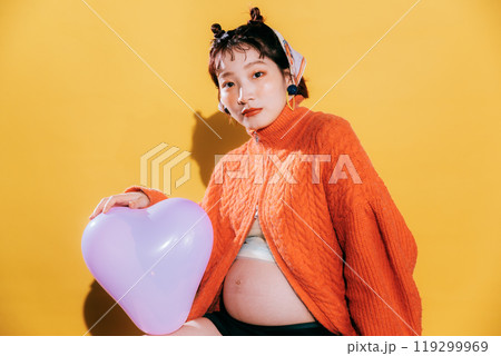 マタニティフォトを撮る若い新婦 119299969