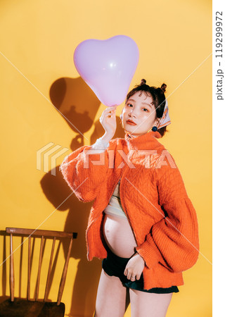 マタニティフォトを撮る若い新婦 119299972