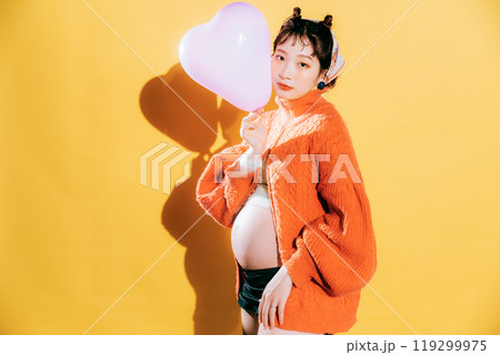 マタニティフォトを撮る若い新婦 119299975