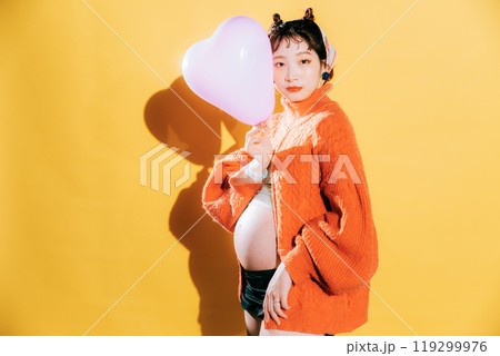 マタニティフォトを撮る若い新婦 119299976