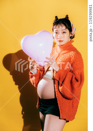 マタニティフォトを撮る若い新婦 マタニティフォトを撮る若い新婦 119299981