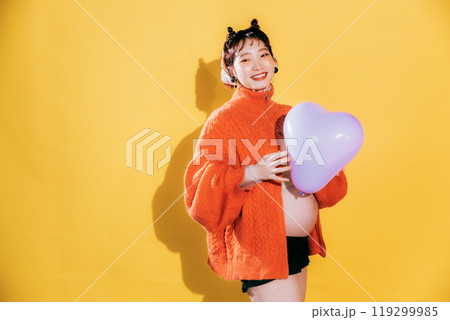 マタニティフォトを撮る若い新婦 マタニティフォトを撮る若い新婦 119299985