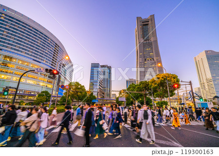日本の横浜都市景観 10月。外国人観光客らで賑わう桜木町駅前の日本丸交差点。左方向は桜木町駅＝13日 119300163