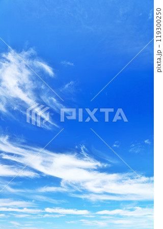 秋の青空と雲 119300250