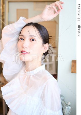 雑貨に囲まれる女性 119300353