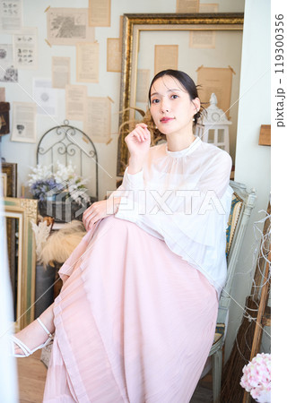 雑貨に囲まれる女性 119300356
