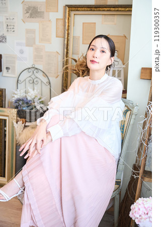 雑貨に囲まれる女性 119300357