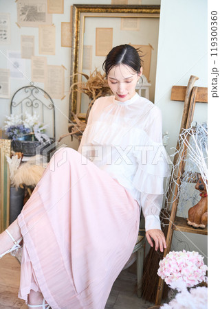 椅子に座る女性 119300360