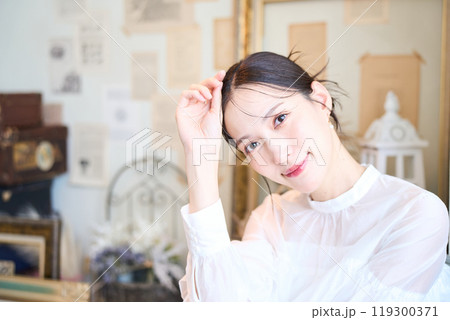 雑貨に囲まれる女性 雑貨に囲まれる女性 119300371