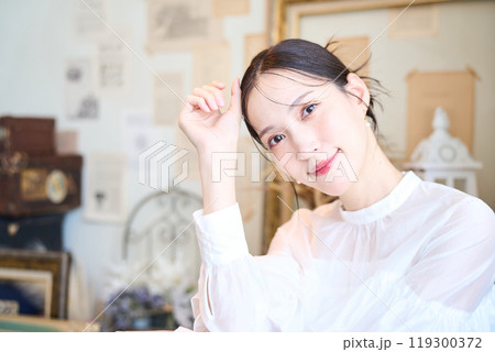 雑貨に囲まれる女性 雑貨に囲まれる女性 119300372