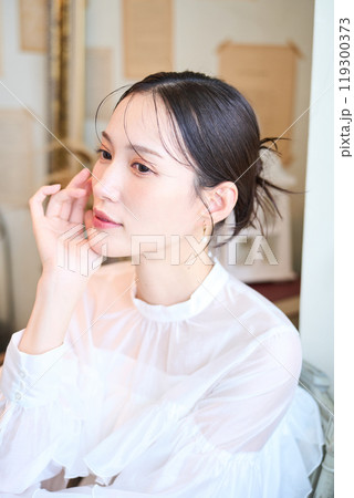 雑貨に囲まれる女性 119300373