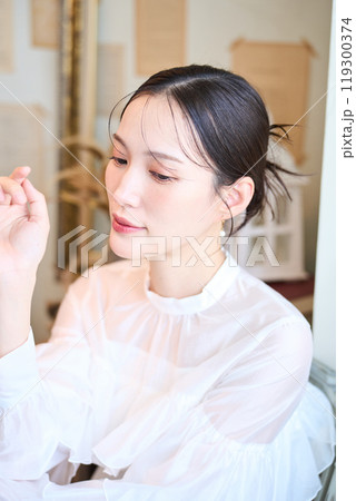 雑貨に囲まれる女性 雑貨に囲まれる女性 119300374