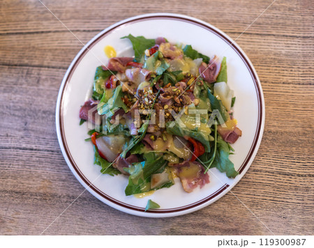salad of fresh vegetables, greens and beef with sauce 119300987