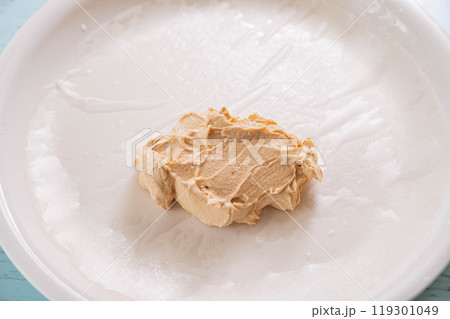 ライスペーパーに乗せた大福の具材 119301049