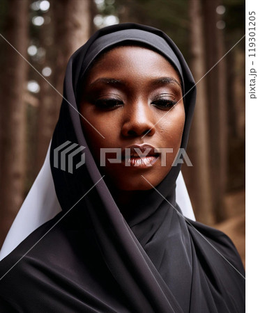 黒いスカーフを頭に巻いた女性のポートレート 119301205