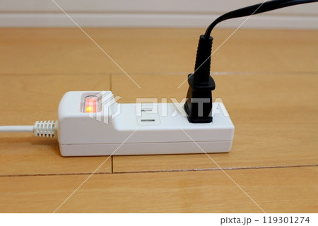 家庭用の電源タップ 119301274