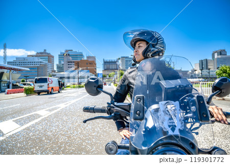 クルーザーバイクで横浜ツーリングをする女性ライダー 119301772