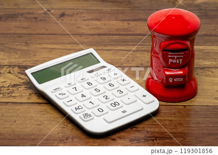 郵便ポストのミニチュアと電卓 119301856