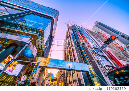 日本の東京都市景観 10月・渋谷駅南口。渋谷中央街や映り込むクレーン、渋谷フクラスなどを望む＝14日 119302339