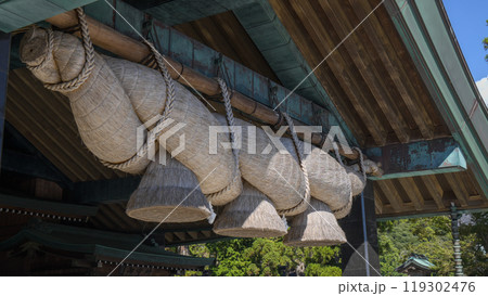 出雲大社神楽殿の「大しめ縄」（島根県） 119302476