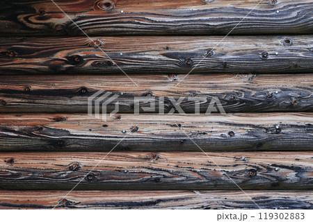古いログハウスの風化した灰色の丸太の背景素材 119302883