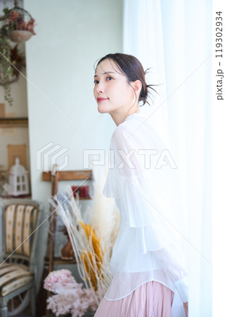 レースカーテンに囲まれる女性 119302934