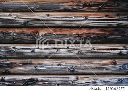 古いログハウスの風化した灰色の丸太の背景素材 119302975