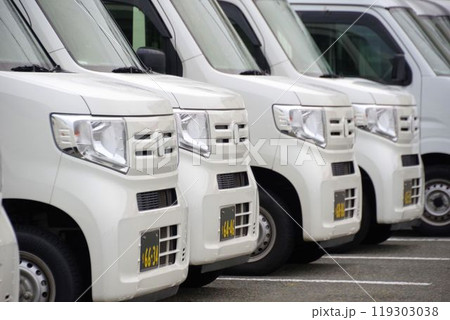 商用車イメージ　駐車場に並んだホンダN-VAN 119303038
