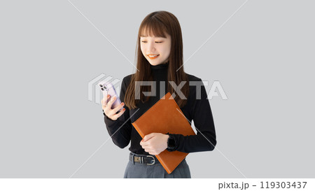 スマホとバインダーを持つ笑顔の女性・ビジネスウーマン 119303437