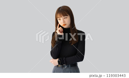 考えごとをする若い女性・ビジネスウーマン 考えごとをする若い女性・ビジネスウーマン 119303443