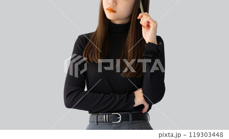 考えごとをする若い女性・ビジネスウーマン 119303448