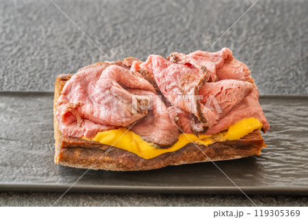 Roast beef sandwich 119305369