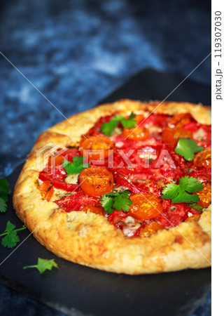 Delicious homemade rustic open tomato pie (galette) Delicious homemade rustic open tomato pie (galette) 119307030