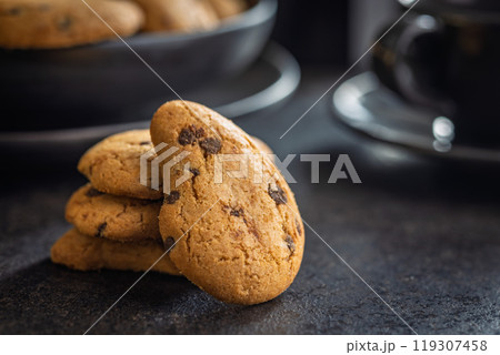 Biscotti frollini con gocce di cioccolato. Chocolate cookies on black table. 119307458