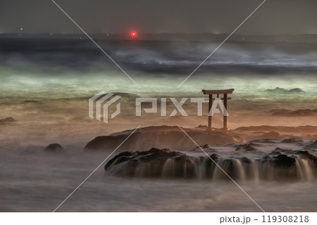 月夜の鳥居と荒波 月夜の鳥居と荒波 119308218