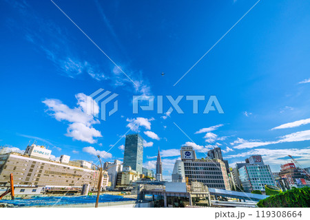 日本の東京都市景観 航空機や新宿駅前、西口再開発などを望む。連続写真A…＝令和6年10月7日 119308664
