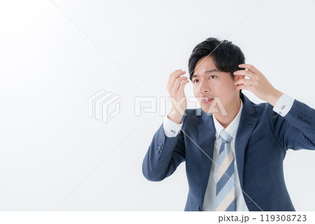 ヘアセットをするビジネスマン 119308723