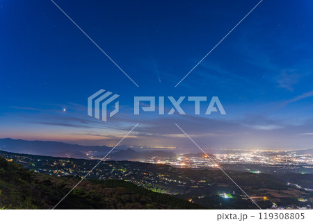 【静岡県】沼津・三島の街灯りの空に紫金山・アトラス彗星 119308805