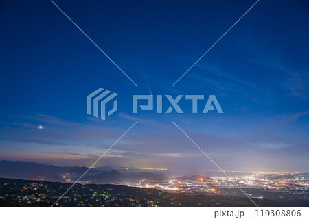 【静岡県】沼津・三島の街灯りの空に紫金山・アトラス彗星 【静岡県】沼津・三島の街灯りの空に紫金山・アトラス彗星 119308806