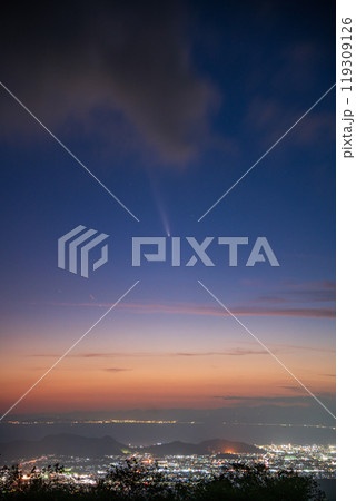 【静岡県】沼津・三島の街灯りの空に紫金山・アトラス彗星 【静岡県】沼津・三島の街灯りの空に紫金山・アトラス彗星 119309126