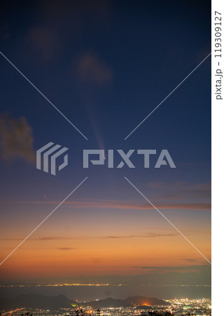 【静岡県】沼津・三島の街灯りの空に紫金山・アトラス彗星 119309127