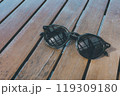 サングラスとウッドデッキ 119309180