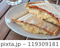 チーズたっぷりのホットサンド 119309181